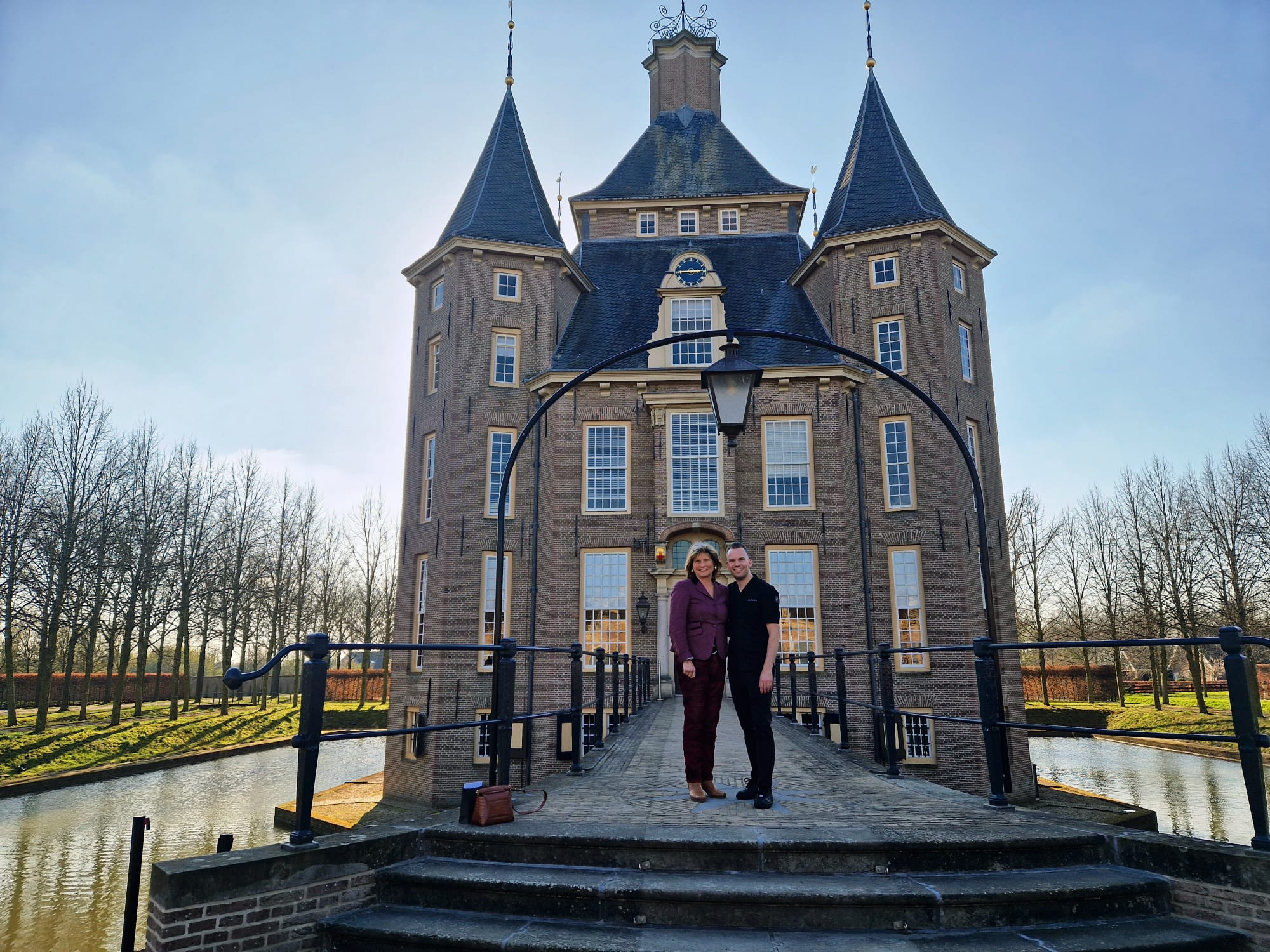 Sheila Struyck en Ollie Schuiling voor de brug van Kasteel Heemstede in Houten